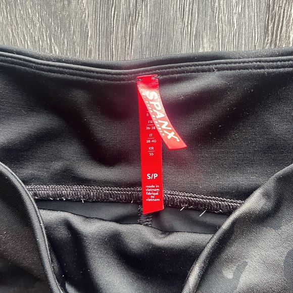 Spanx Faux Leather Biker Shorts ✧ Matte Black Camo ✧ Size S - Picture 4 of 4